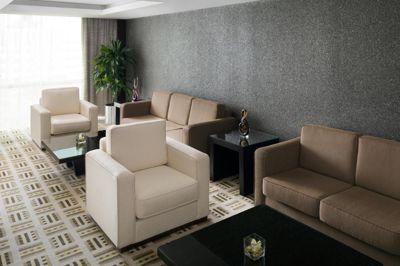 Hotel Crowne Plaza Jeddah By Ihg Exteriér fotografie A living room with a carpet