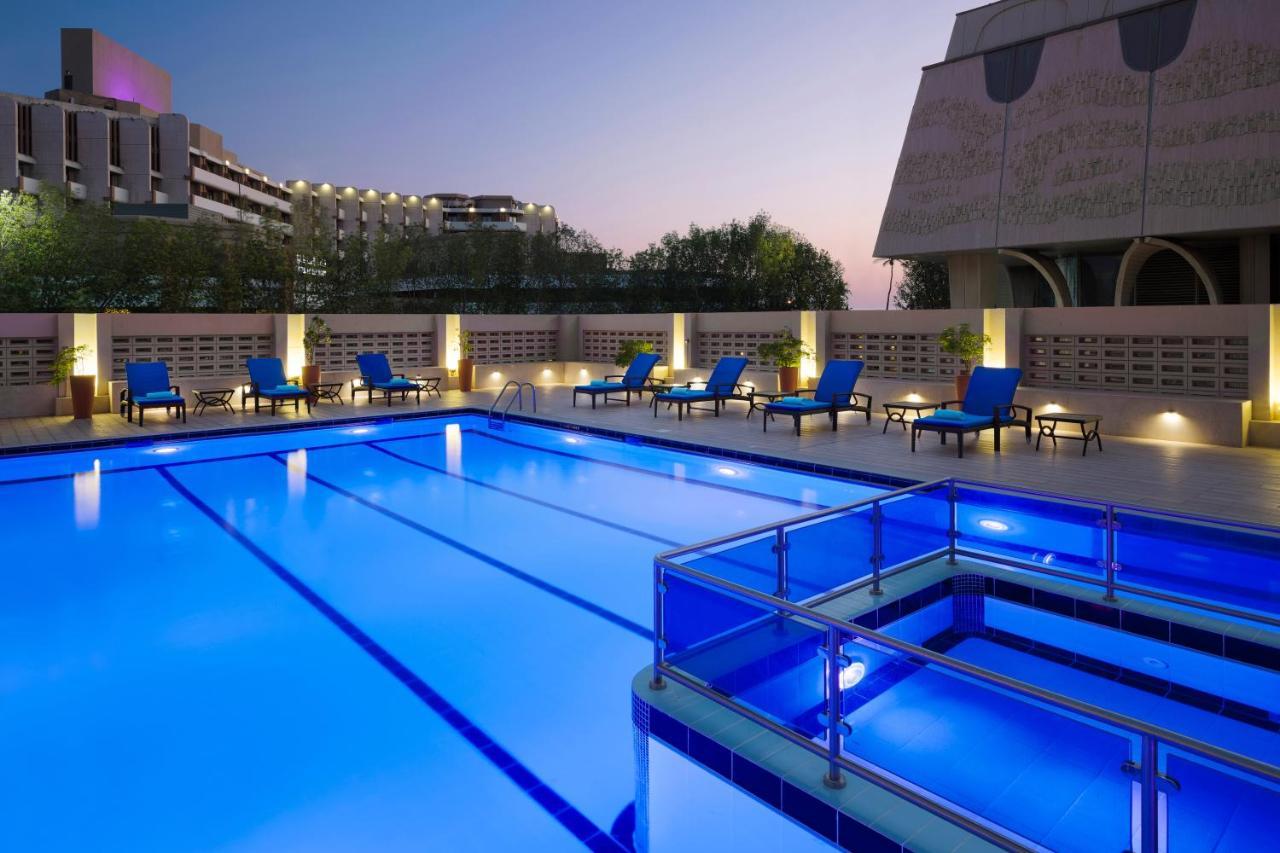 Hotel Crowne Plaza Jeddah By Ihg Exteriér fotografie The swimming pool at the hotel