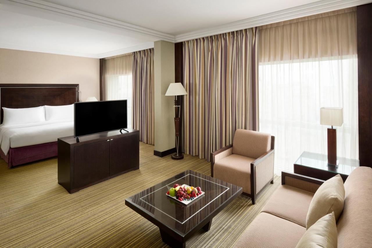 Hotel Crowne Plaza Jeddah By Ihg Exteriér fotografie A suite at the hotel