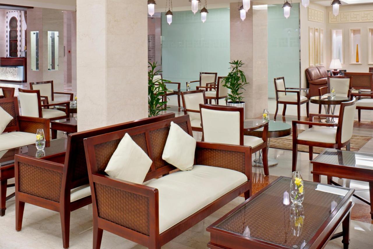 Hotel Crowne Plaza Jeddah By Ihg Exteriér fotografie The lounge at the airport