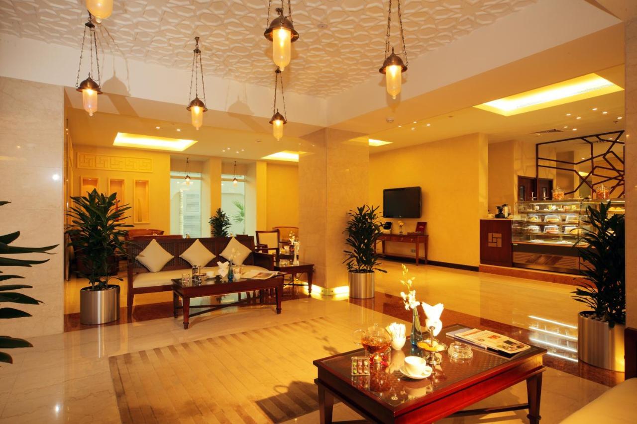 Hotel Crowne Plaza Jeddah By Ihg Exteriér fotografie The lobby of the hotel