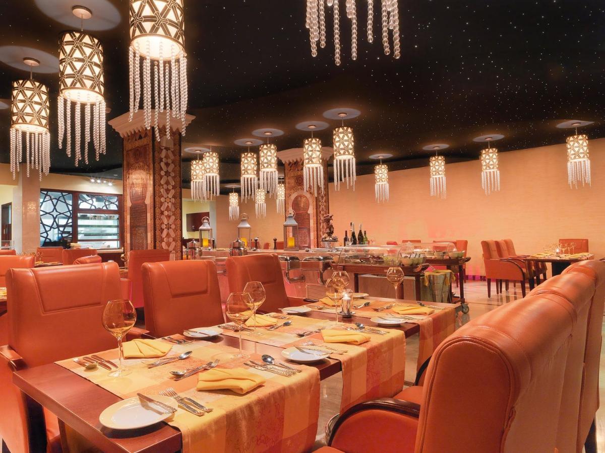 Hotel Crowne Plaza Jeddah By Ihg Exteriér fotografie The restaurant