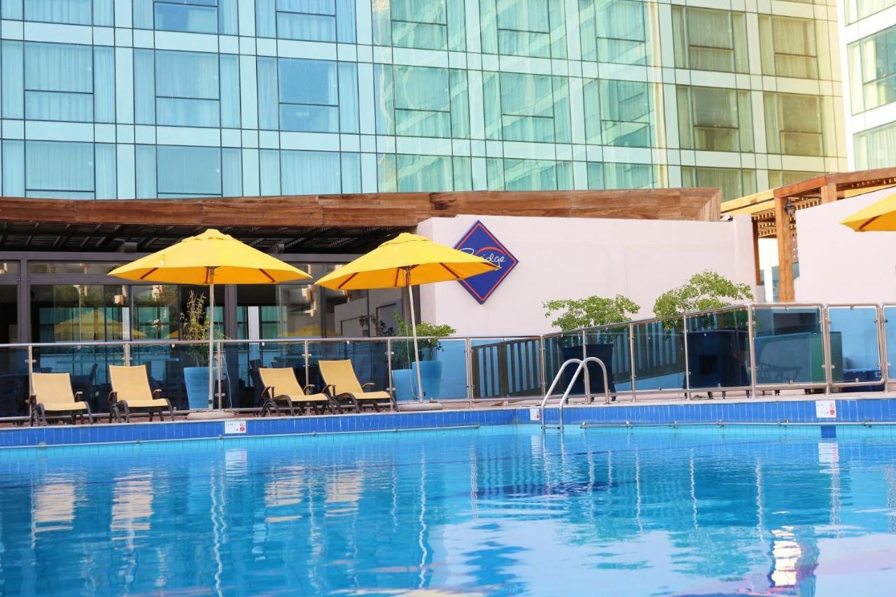 Hotel Crowne Plaza Jeddah By Ihg Exteriér fotografie The swimming pool at the hotel