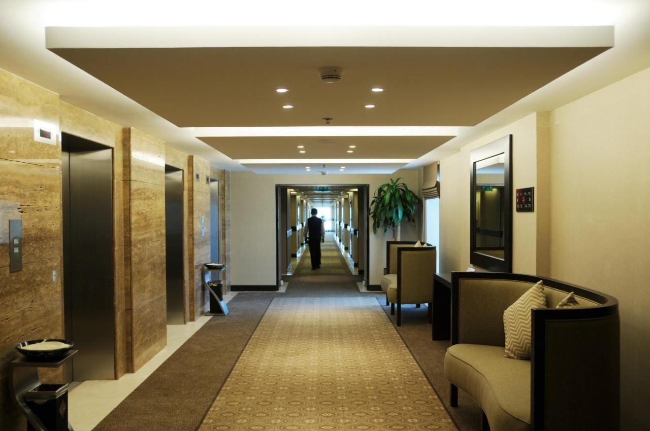 Hotel Crowne Plaza Jeddah By Ihg Exteriér fotografie A hotel lobby