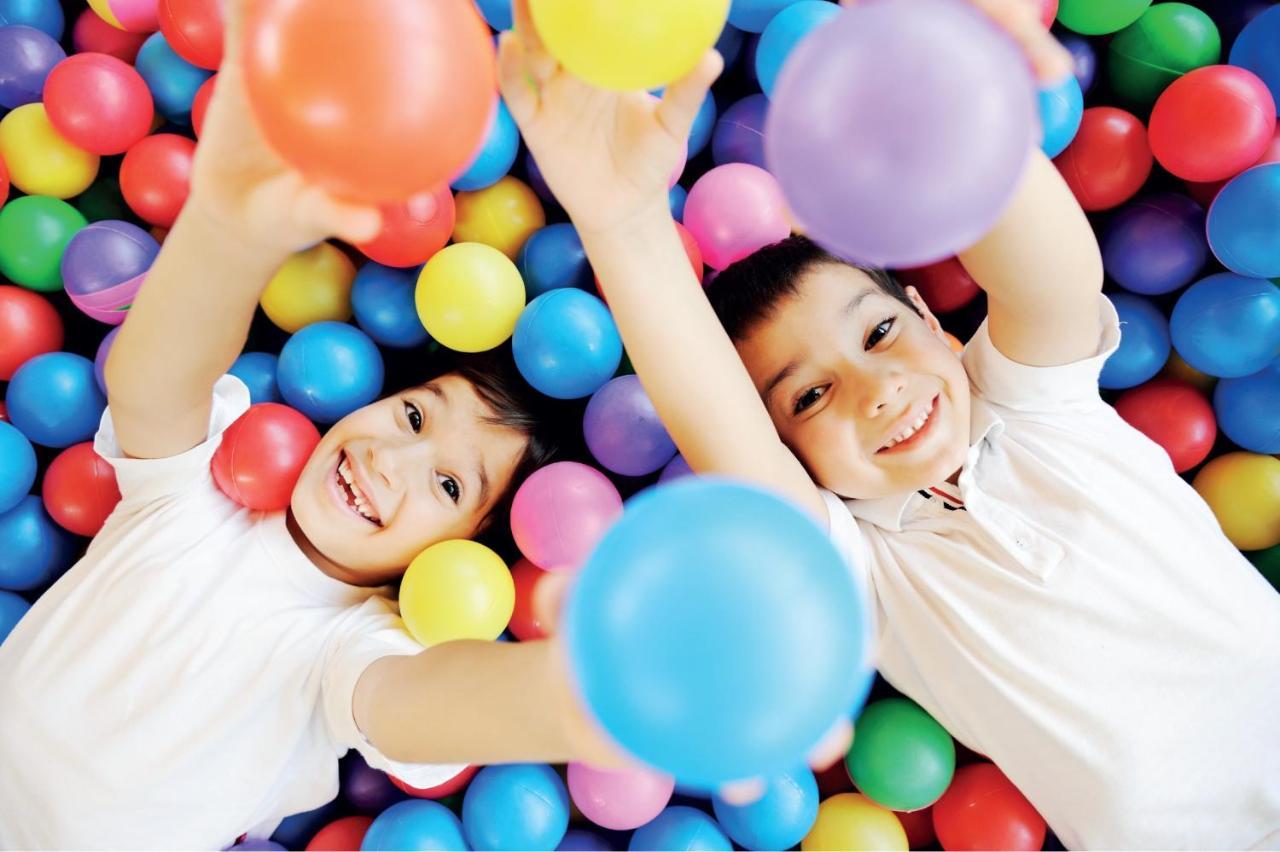 Hotel Crowne Plaza Jeddah By Ihg Exteriér fotografie Children playing in a ball pit