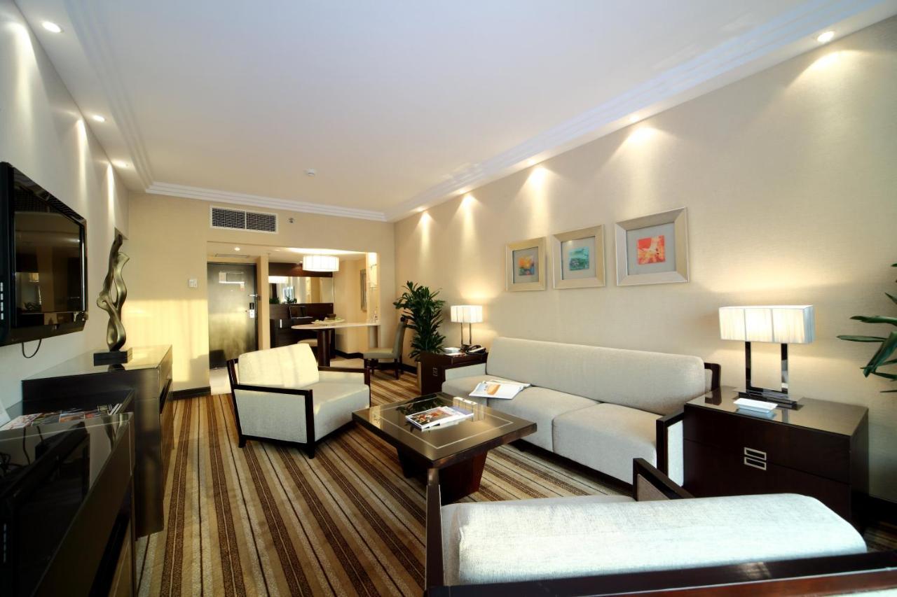 Hotel Crowne Plaza Jeddah By Ihg Exteriér fotografie A suite at the hotel