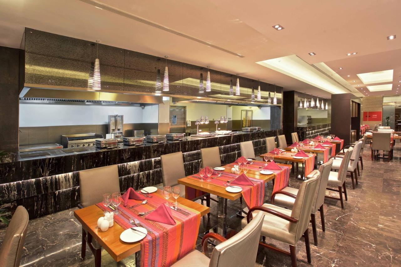 Hotel Crowne Plaza Jeddah By Ihg Exteriér fotografie The restaurant