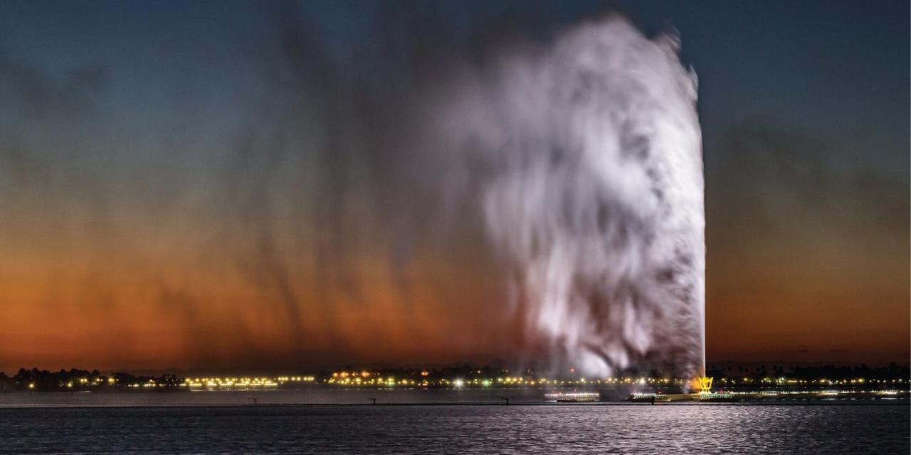 Hotel Crowne Plaza Jeddah By Ihg Exteriér fotografie The fountain at night