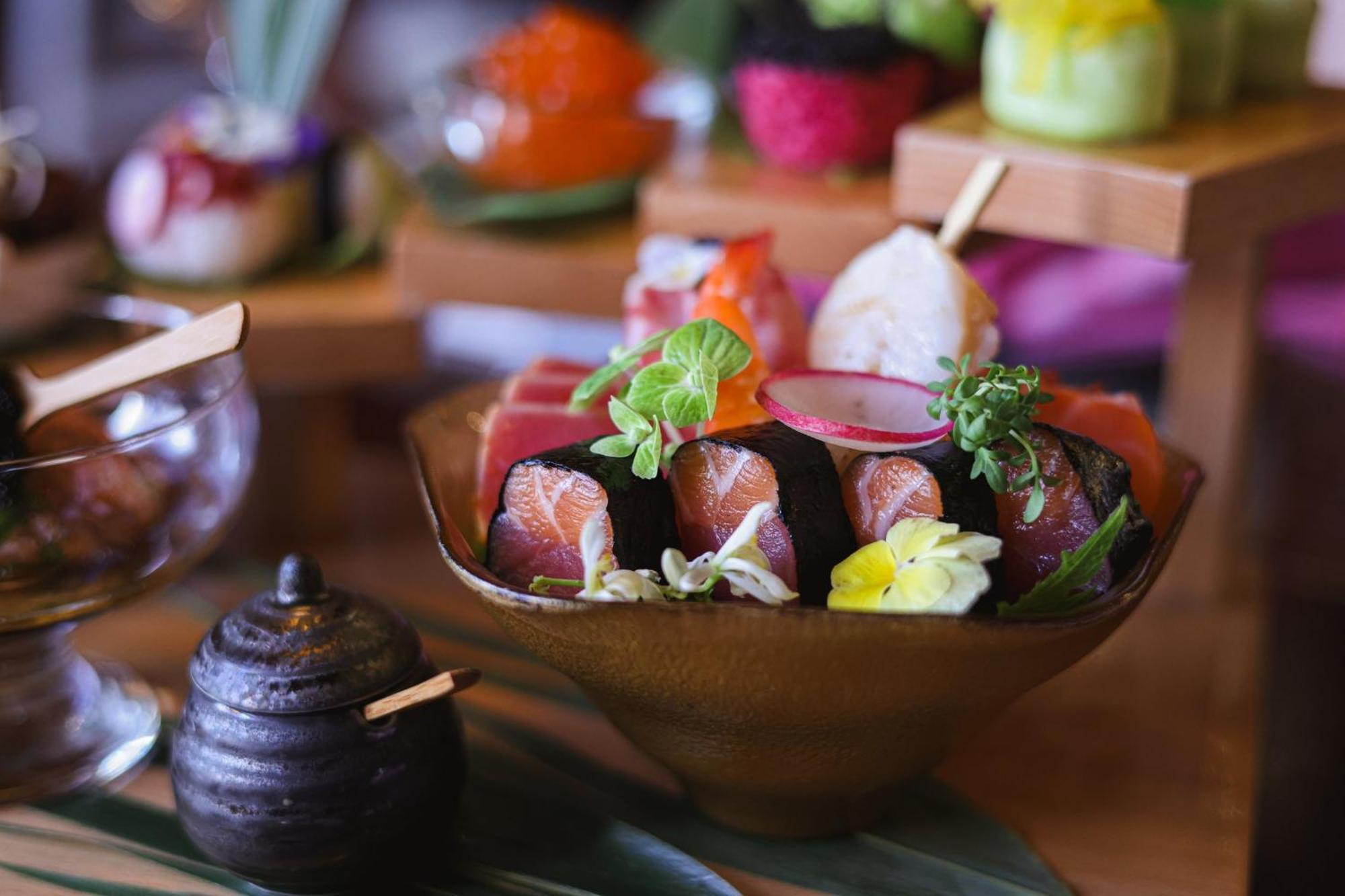 Hotel Crowne Plaza Jeddah By Ihg Exteriér fotografie Salmon sashimi