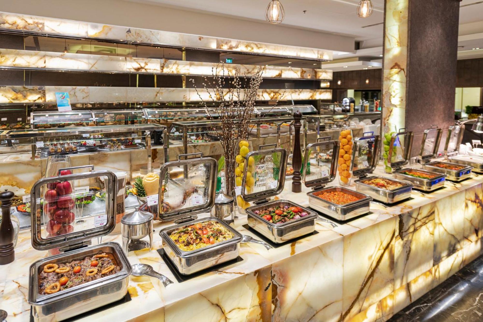 Hotel Crowne Plaza Jeddah By Ihg Exteriér fotografie A buffet at a hotel