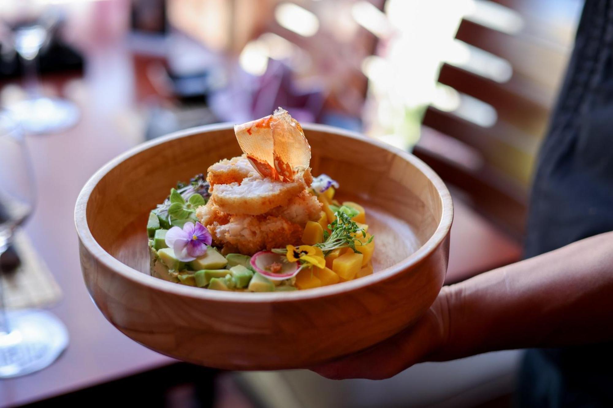 Hotel Crowne Plaza Jeddah By Ihg Exteriér fotografie A salad at the restaurant